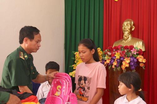 Quảng Bình: Niềm vui của những đứa con nuôi đồn biên phòng
