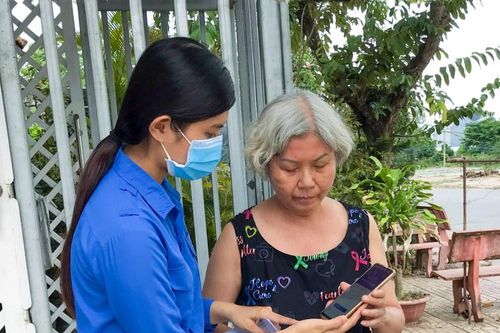 Thí sinh Hoa hậu Việt Nam 'gõ từng nhà' tuyên truyền phòng dịch COVID -19