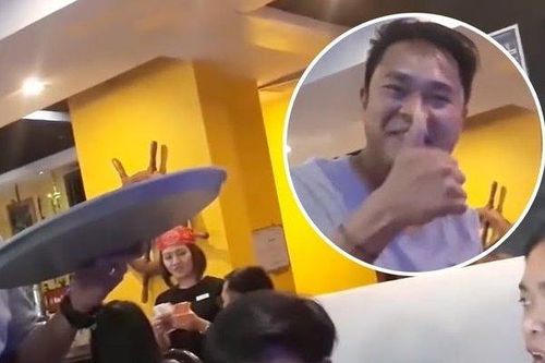Clip: Khoảnh khắc xúc động cuộc đoàn tụ bất ngờ giữa bố và hai con