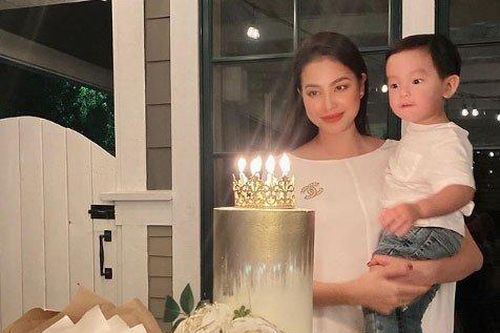 Phạm Hương hạnh phúc đón sinh nhật tuổi 29 bên con trai