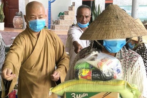Nhiều chùa, Phật tử tặng quà Vu lan