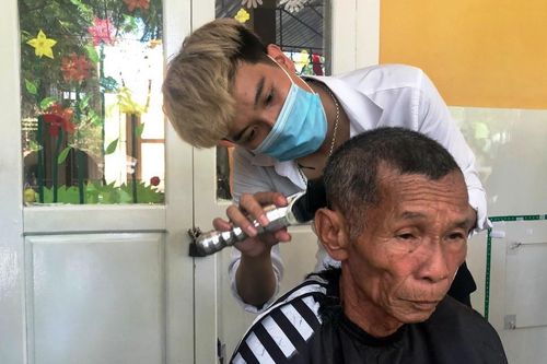 Chiều Chủ nhật, 100 ĐVTN cắt tóc, khám bệnh, tặng quà cho người dân gặp khó khăn