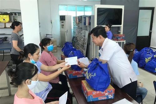 Nhiều giải pháp hỗ trợ người lao động bị mất việc do COVID-19