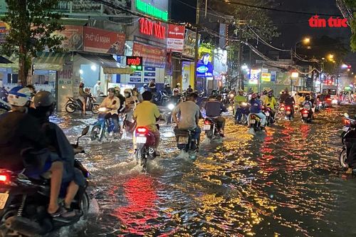 Nhiều tuyến đường thành sông sau cơn mưa lớn ở TP Hồ Chí Minh