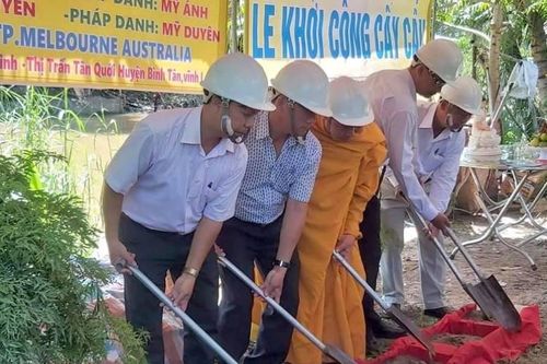Khởi công xây cầu nông thôn, bàn giao nhà, tặng quà