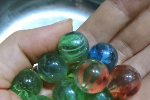 Nghịch dại, bé gái 5 tuổi tự đưa viên bi vào vùng kín