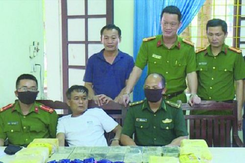 Nghệ An bắt nhóm đối tượng chôn giấu 13 bánh heroin