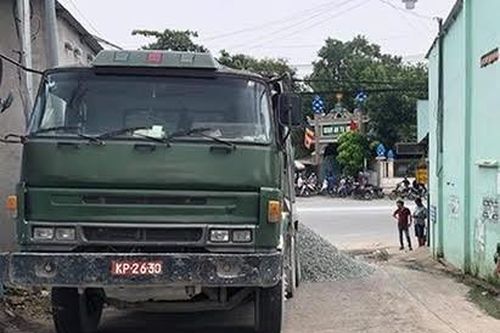 Xe tải gắn biển số giả quân đội, đổ đá xuống đường ngăn CSGT