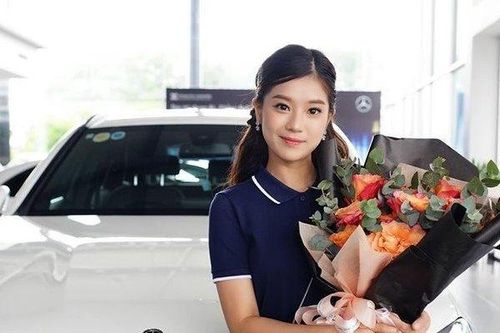 Bóc giá xe sang Mercedes-Benz Hoàng Yến Chibi tậu sau khi bước chân vào showbiz Việt