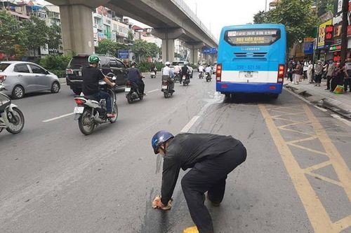 Hì hục lau vết dầu loang trên phố Hà Nội, người đàn ông nhận 'mưa' lời khen