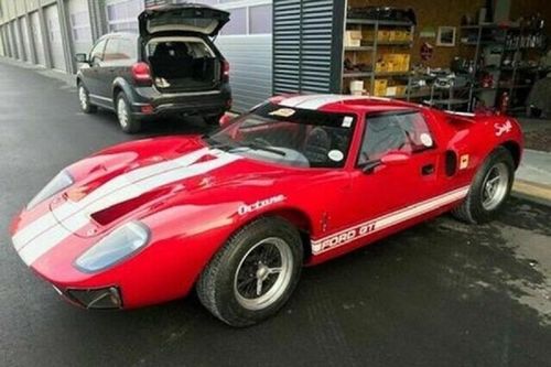 Ông bố nhận kết đắng khi lái Ford GT40 'diễn' trước bạn trai của con gái