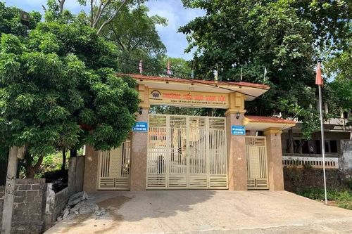 Sập tường trước cổng trường, một học sinh lớp 5 tử vong
