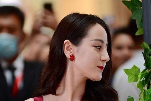 Địch Lệ Nhiệt Ba lại gây xôn xao với làn da lão hóa, nhăn nheo ở tuổi 28