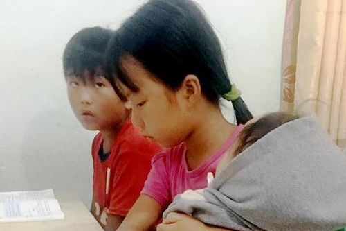 Học trò vùng cao bế em trong lúc học bài trên lớp