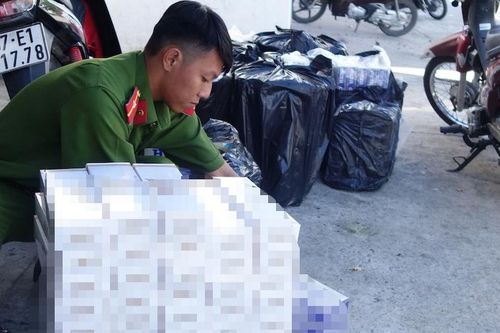 Người chở hàng lậu lao xe vào cảnh sát