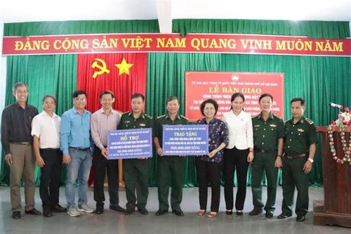 Bàn giao công trình điện năng lượng mặt trời tặng cán bộ, chiến sĩ BĐBP Bình Phước