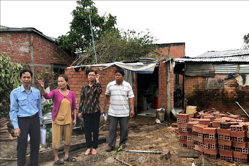 Hỗ trợ người dân Vĩnh Long khắc phục hậu quả dông lốc