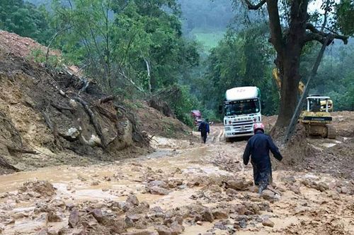 Sạt lở đất ở Điện Biên, bùn nhão chảy tràn, quốc lộ 279 tê liệt