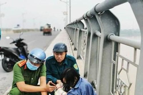 Dân quân phường phối hợp giải cứu an toàn cô gái trẻ