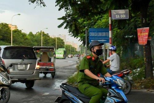 Hà Nội: Bất chấp nguy hiểm, dòng xe nối đuôi nhau đi ngược chiều