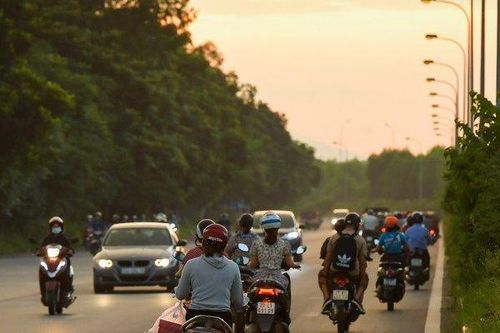 Clip: Dòng xe di chuyển ngược chiều tại đường gom Đại lộ Thăng Long