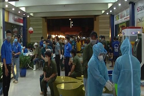 Xuyên đêm lấy mẫu xét nghiệm COVID-19 ở chợ đầu mối, khu công nhân TPHCM