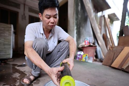 Người dân Thủ đô điêu đứng bởi nước sinh hoạt nhiễm mùi sắt
