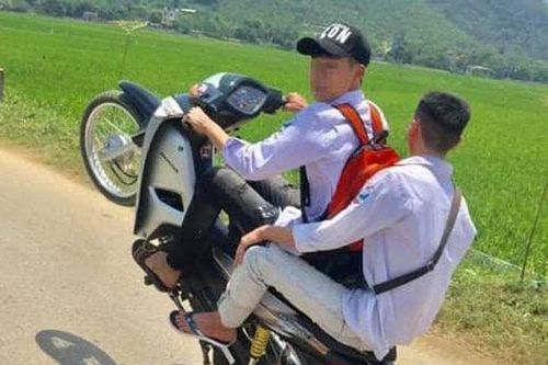 Xử phạt 2 trường hợp khoe 'bốc đầu' xe máy trên mạng xã hội