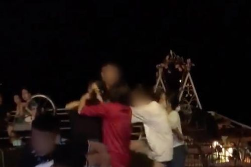 Hà Nội: Vợ kéo hội chị em đến đánh hội đồng 'bồ nhí' của chồng, mặc chồng luôn miệng xin tha