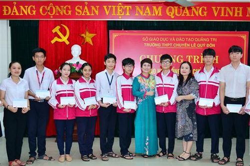 Trao hơn 200 triệu đồng học bổng cho học sinh Quảng Trị có thành tích học tập xuất sắc