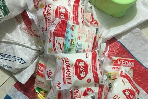 Bắt quả tang 2 cha con sản xuất bột ngọt giả