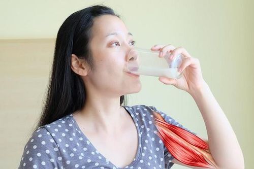 Tại sao nên uống sữa trước khi đi ngủ?
