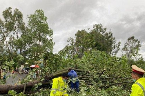 Đà Nẵng: Ngập lụt cục bộ, sét đánh vang trời trước bão số 5