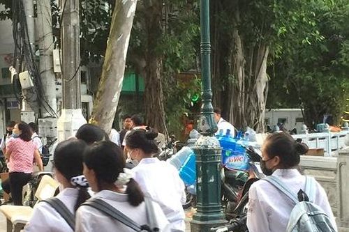 Nhức nhối hình ảnh học sinh 'phớt lờ' an toàn giao thông