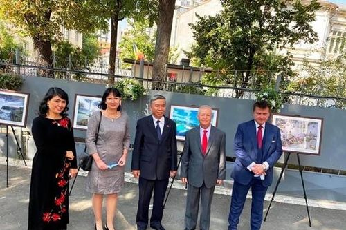 Triển lãm ảnh giới thiệu hình ảnh đất nước, văn hóa và con người Việt Nam tại Rumani