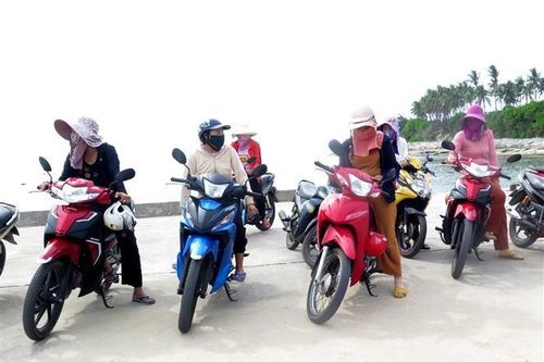 Tổ 'xe ôm đặc biệt' của chị em phụ nữ ở đảo Lý Sơn