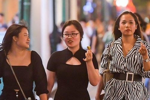 Nhiều người dân 'quên' đeo khẩu trang ngày đầu phố đi bộ hồ Gươm mở cửa trở lại