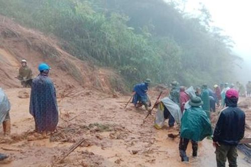 Kỳ Sơn (Nghệ An): Mưa lũ gây sạt lở, cô lập một số bản giáp biên giới