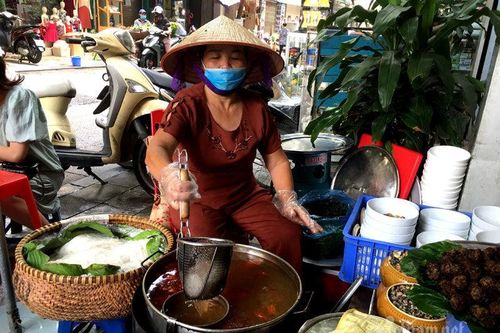 Ba thập kỷ giữ hương vị gia truyền, quán bún ốc bán 500 bát/ngày