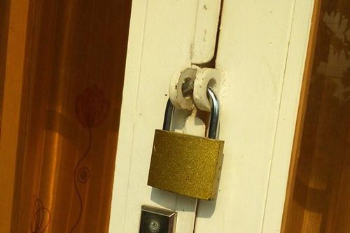 Vợ chồng tử vong trong căn nhà khóa cửa