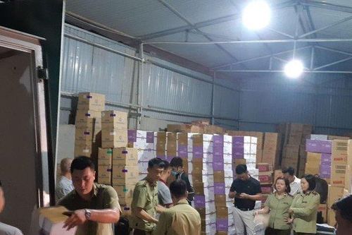 Thu giữ 10.000 chai sữa chua có nhãn hiệu chữ Trung Quốc