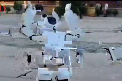 Clip: Màn nhảy múa đặc biệt của những chú robot chào đón tân sinh viên ở Trung Quốc