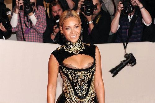Beyoncé thích mặc váy cúp ngực, bó sát trên thảm đỏ