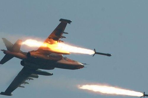 Tiêm kích Su-25 của Nga chao lượn trên không rồi thả bom triệt hạ mục tiêu