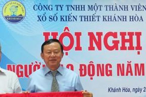 Giám đốc công ty xổ số ưu ái người nhà, liên tục nâng lương cho cháu