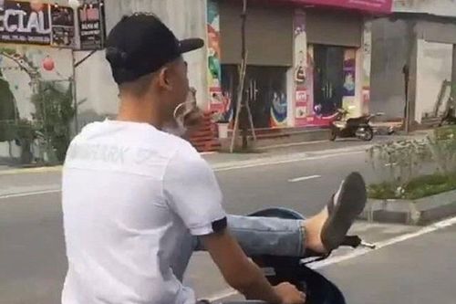 Triệu tập nam thanh niên buông 2 tay, lái xe bằng chân trên đường phố Hải Dương