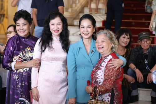 Nghệ sĩ hội ngộ Ngày giỗ tổ nghề sân khấu, NSND Tự Long hát chèo trình tổ