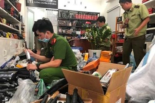 Thu giữ hàng ngàn hung khí, công cụ hỗ trợ trong cửa hàng bán túi xách