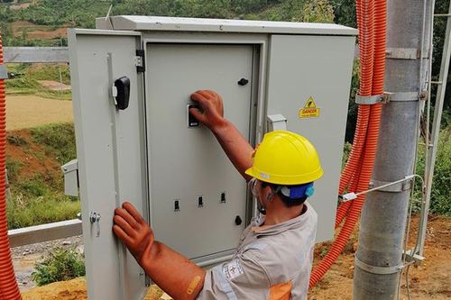 Đầu tư gần 5 tỷ đồng đưa điện lưới quốc gia về 2 thôn cuối cùng của xã Nậm Xây