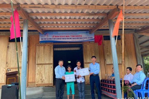 Thủy điện A Roàng: Trao tặng nhà tình nghĩa cho bà Hồ Thị Clenh